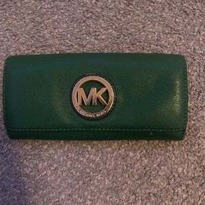 Michael Kors wallet (MAKE OFFERS!!)